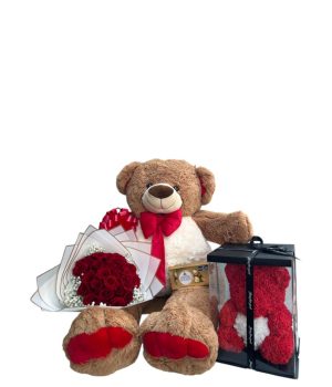 Oso de peluche marrón con flores rojas y un osito de flores.