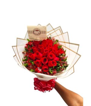 Ramo de rosas rojas con tarjeta.