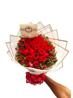 Ramo de rosas rojas con tarjeta.