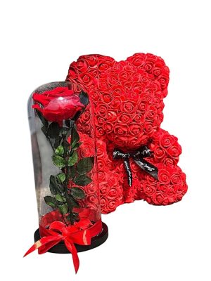 Rosa roja y osito de flores con campana de vidrio.