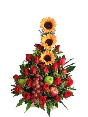 Arreglo frutal con flores rojas y girasoles dispuestas en forma de pirámide.