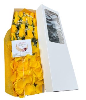 Caja elegante con rosas amarillas y pétalos – Floristería en Cali
