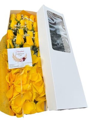 Caja elegante con rosas amarillas y pétalos – Floristería en Cali