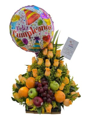 Arreglo frutal con rosas y globo de cumpleaños