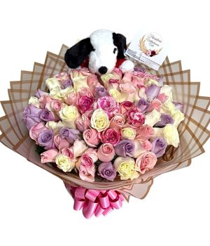 Bouquet de rosas en tonos pastel con peluche Snoopy
