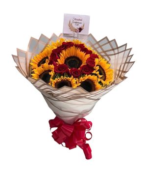 Bouquet de girasoles y rosas rojas en empaque elegante