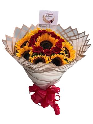 Bouquet de girasoles y rosas rojas en empaque elegante