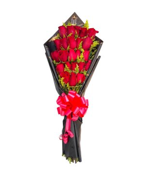 Bouquet de rosas rojas con empaque negro y lazo rojo