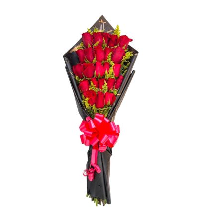 Bouquet de rosas rojas con empaque negro y lazo rojo
