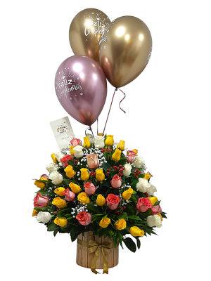 Arreglo floral con rosas de colores y globos dorados y rosados con mensaje de "Feliz Cumpleaños