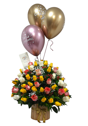 Arreglo floral con rosas de colores y globos dorados y rosados con mensaje de "Feliz Cumpleaños