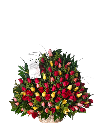 Arreglo floral grande con rosas en tonos rojo, amarillo y rosa en canasta de mimbre.