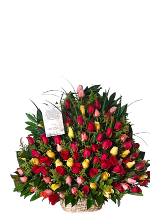 Arreglo floral grande con rosas en tonos rojo, amarillo y rosa en canasta de mimbre.