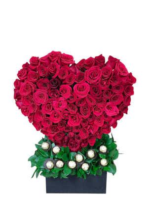 Arreglo floral en forma de corazón hecho de rosas rojas con chocolates Ferrero Rocher.