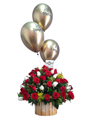 Arreglo floral de cumpleaños con globos dorados y rosas en tonos rojos y blancos.