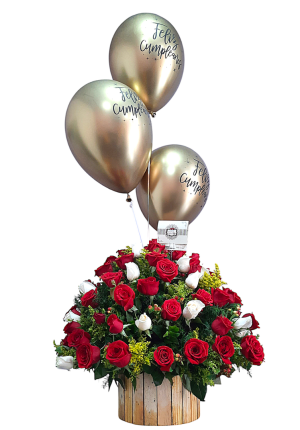 Arreglo floral de cumpleaños con globos dorados y rosas en tonos rojos y blancos.