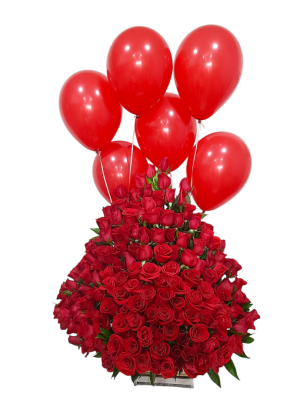 Arreglo floral de rosas rojas con globos rojos flotantes.