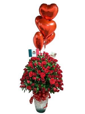 Rosas rojas con globos de corazón y bandera de México