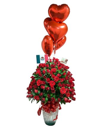 Rosas rojas con globos de corazón y bandera de México