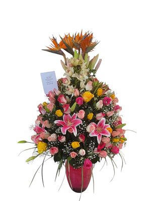 Arreglo de flores mixtas con lirios y otras flores coloridas