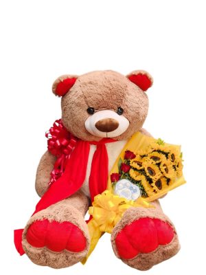 Oso de peluche con flores rojas y girasoles.