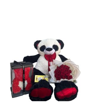 Oso panda con flores rojas y un osito de flores.