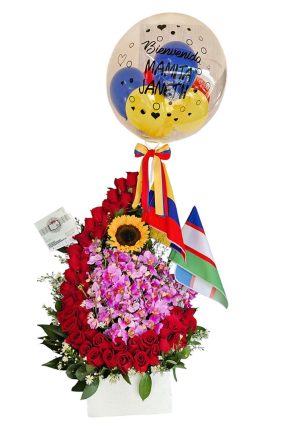Arregllo media luna con rosas orquideas y un girasol y glboo personalizado