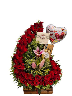 Arreglo floral con rosas rojas, lirios, chocolates y un globo, perfecto para celebrar ocasiones especiales.