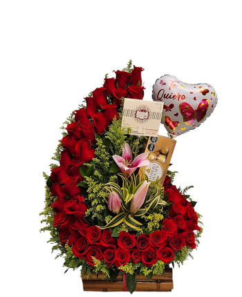 Arreglo floral con rosas rojas, lirios, chocolates y un globo, perfecto para celebrar ocasiones especiales.