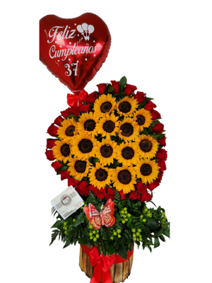 Arreglo en forma de corazón con rosas, girasoles, follaje y un globo metalizado, ideal para sorprender a alguien especial