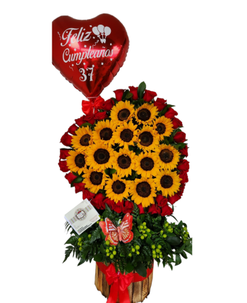 Arreglo en forma de corazón con rosas, girasoles, follaje y un globo metalizado, ideal para sorprender a alguien especial