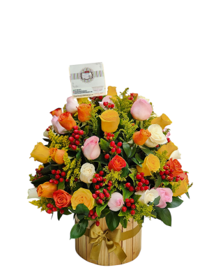 Arreglo floral redondo con una variedad de rosas surtidas en colores vibrantes, perfecto para cualquier ocasión