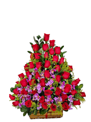 Arreglo floral en forma de triángulo con rosas rojas y orquídea hawaiana, ideal para regalar en ocasiones especiales.