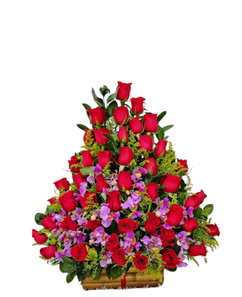 Arreglo floral en forma de triángulo con rosas rojas y orquídea hawaiana, ideal para regalar en ocasiones especiales.