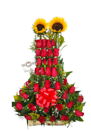 Arreglo floral con rosas rojas, girasoles y un lazo rojo decorativo.
