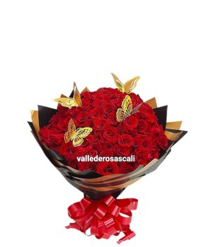 Ramo de rosas rojas con mariposas doradas.