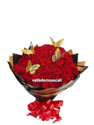Ramo de rosas rojas con mariposas doradas.