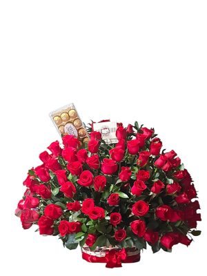 Arreglo floral con rosas rojas en canasta, acompañado de chocolates Ferrero Rocher.