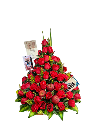 Arreglo floral con rosas rojas, manzanas rojas y chocolates Hershey's, decorado con tarjetas personalizadas.