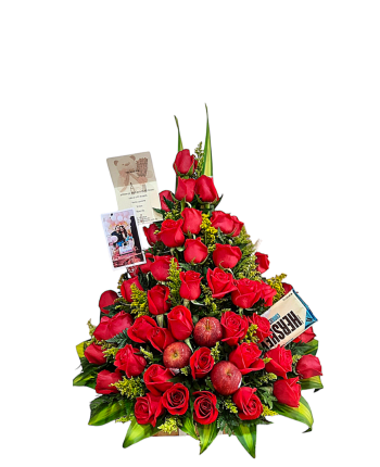 Arreglo floral con rosas rojas, manzanas rojas y chocolates Hershey's, decorado con tarjetas personalizadas.