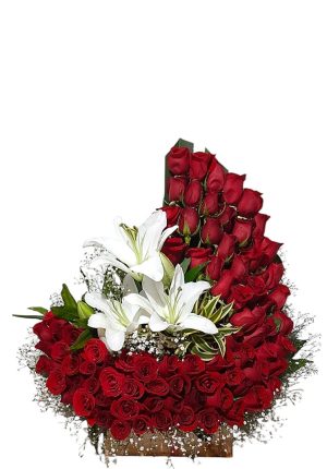Arreglo de rosas rojas con lirios blancos frescos y detalles verdes en base de madera.