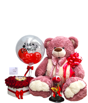 Persona con oso de peluche rosa y ramo de rosas rojas en caja con globo.