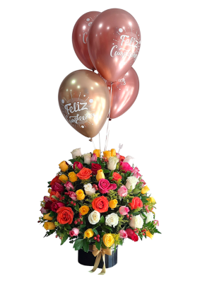 Arreglo floral de cumpleaños con rosas en tonos blanco, amarillo, rojo y rosa, acompañado de globos dorados con el mensaje "Feliz Cumpleaños".