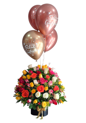 Arreglo floral de cumpleaños con rosas en tonos blanco, amarillo, rojo y rosa, acompañado de globos dorados con el mensaje "Feliz Cumpleaños".