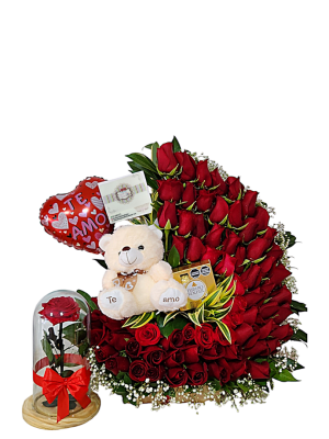 Arreglo en forma de media luna con rosas rojas, peluche, chocolates, una rosa inmortalizada y globo metalizado, ideal para momentos únicos.