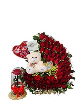 Arreglo en forma de media luna con rosas rojas, peluche, chocolates, una rosa inmortalizada y globo metalizado, ideal para momentos únicos.