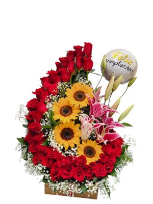 Media luna en rosas con girasoles y lirios, follaje perla