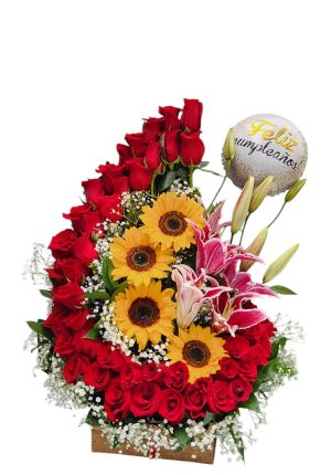 Media luna en rosas con girasoles y lirios, follaje perla