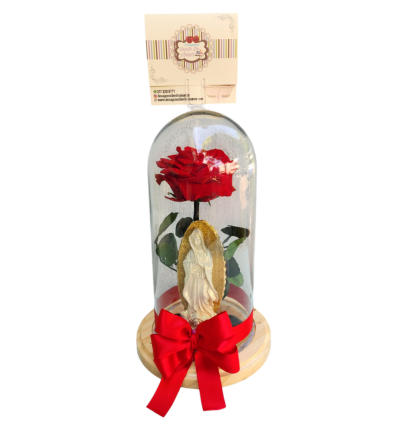 Rosa inmortalizada acompañada de una imagen de la Virgen, un detalle único y simbólico.